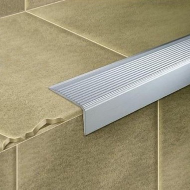 Perfiles para escaleras de aluminio antideslizante Novopeldaño 5