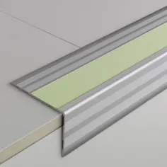 Peldaños para escalera con cinta fotoluminiscente Novopeldaño Lúmina