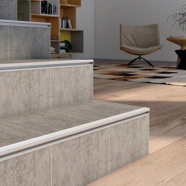 c - Perfiles para peldaños en aluminio para luz LED